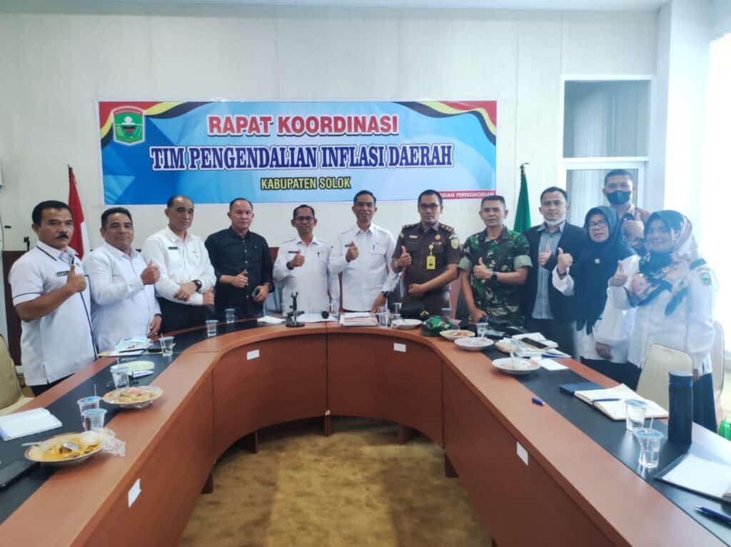 Sekda Kabupaten Solok, Medison bersama TPID dan unsur Forkompinda usai melakukan rapat koordinasi di Arosuka.(Ist)