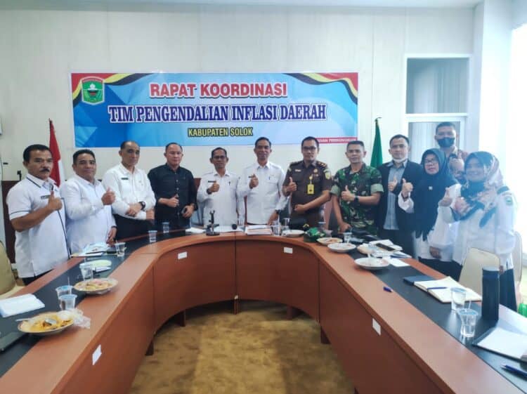 Sekda Kabupaten Solok, Medison bersama TPID dan unsur Forkompinda usai melakukan rapat koordinasi di Arosuka.(Ist)