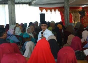 Bupati Solok, H. Epyardi Asda mendengarkan usulan pembangunan dari masyarakat.(Ist)