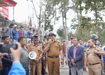 Bupati Solok, H. Epyardi Asda saat menerima aspirasi para pekerja pabrik Aqua Solok di Batang Barus.(Ist)