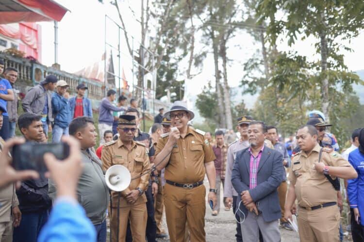 Bupati Solok, H. Epyardi Asda saat menerima aspirasi para pekerja pabrik Aqua Solok di Batang Barus.(Ist)