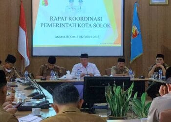 Wako dan wawako Solok melakukan rapat koordinasi dan evaluasi pelaksanaan beragam program di Kota Solok.(Prokomp)