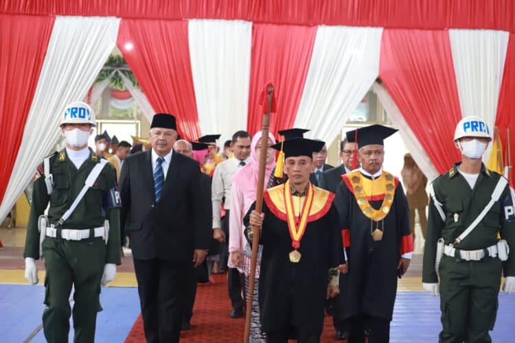 Wali Kota Solok, H. Zul ELfian Umar bersama Rektor UMMY Solok, Prof, Syahro Ali Akbar saat prosesi pelaksanaan wisuda di GOR Tanjung Paku, Kota Solok.(Prokomp)