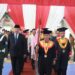 Wali Kota Solok, H. Zul ELfian Umar bersama Rektor UMMY Solok, Prof, Syahro Ali Akbar saat prosesi pelaksanaan wisuda di GOR Tanjung Paku, Kota Solok.(Prokomp)