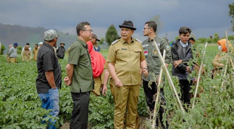 Bupati Solok, H. Epyardi Asda memperkenalkan potensi kentang di daerah Nagari Kampuang Batu Dalam, Kabupaten Solok kepada pimpinan divisi agro PT. Indofood, Surya Tolim.(Ist)