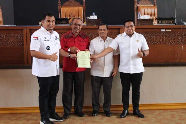 Ketua DPRD Pariyanto, Bupati Dharmasraya Sutan Riska Tuanku dan wakil Ketua DPRD masing-masing Adi Gunawan dan Ade Sudarman