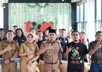 Wakil Wali Kota Solok, Ramadhani Kirana Putra bersama para pelaku industri kreatif Kota Solok.(Prokomp)