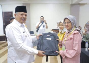 Wako Solok, H. Zul Elfian Umar menyerahkan perlengkapan pelatihan UKM kepada perwakilan peserta.(Prokomp)