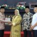 Wakil Wali Kota Solok, Dr. Ramadhani Kirana Putra menyerahkan nota pengantar Ranperda APBD tahun 2023 kepada pimpinan DPRD Kota Solok.(Prokomp)