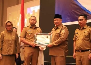 Wali Kota Solok, H. Zul Elfian Umar menerima penghargaan UHC dari Wakil Gubernur Sumatra Barat, Audy Joinaldy.(Prokomp)