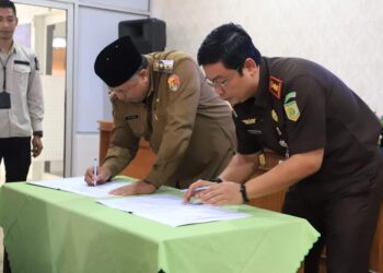 Penandatanganan kerjasama antara Wali Kota Solok, H. Zul Elfian Umar dan Kajari Solok, Andi Metrawijaya.(Prokomp)