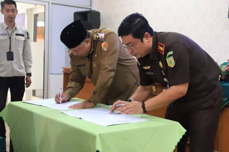 Penandatanganan kerjasama antara Wali Kota Solok, H. Zul Elfian Umar dan Kajari Solok, Andi Metrawijaya.(Prokomp)