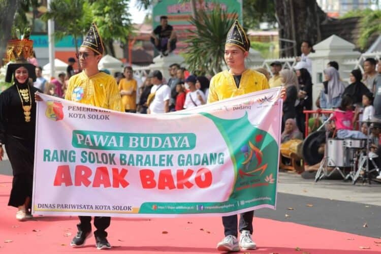 Penampilan tradisi Arak Bako dalam konsep Rang Solok Baralek Gadang dalam Minang Creft di Kota Padang.(Prokomp)