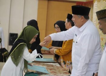 Salah seorang peserta wisuda tahfiz Kota Solok bersalaman dengan Wali Kota Solok, H. Zul Elfian Umar.(Prokomp)