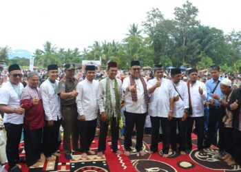 Bupati Solok, H. Epyardi Asda saat bersama Ustaz Abdul Somad di Nagari Koto Sani, Kabupaten Solok.(Ist)