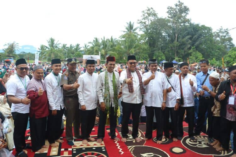 Bupati Solok, H. Epyardi Asda saat bersama Ustaz Abdul Somad di Nagari Koto Sani, Kabupaten Solok.(Ist)