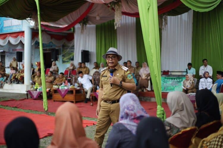 Dialog Langsung, Bupati Solok H. Epyardi Asda menampung usulan masyarakat untuk pembangunan.(Ist)