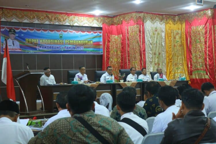 Bupati Solok, H. Epyardi Asda saat memimpin Rakorbang tahun 2023 bersama camat, wali nagari, BPN dan tokoh masyarakat.(Ist)