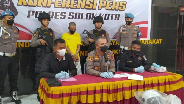 Kapolres Solok Kota, AKBP Ahmad Fadilan saat memberikan keterangan terkait peristiwa pembunuhan bidan di Muara Panas, Kabupaten Solok.(Klikpositif)