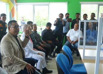 Bertemu pihak Aqua Solok, Bupati Epyardi Asda secara tegas minta pekerjakan kembali semua karyawan yang kena PHK gegara mogok kerja.(Ist)