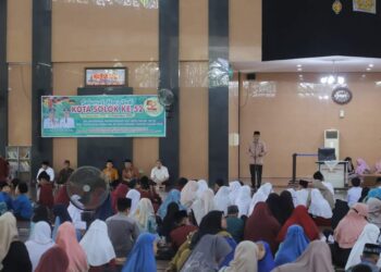 Ratusan peserta mengikuti rangkaian pembukaan seleksi Wisuda 1000 Tahfiz Kota Solok dalam rangka memperingati HUT ke-52 Kota Solok di Masjid Agung Al Muhsinin.(Prokomp)