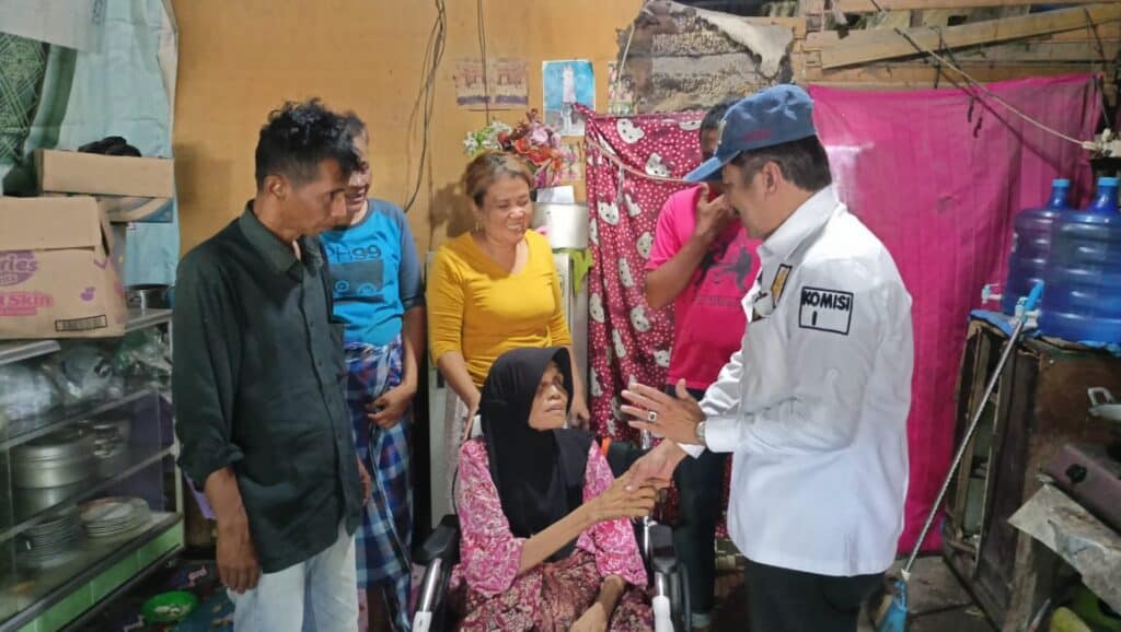 Anggota DPRD Sumbar, H. Irzal Ilyas Dt. Lawik Basa saat menyerahkan bantuan kursi roda di kelurahan Aro IV Korong, Kota Solok.(Klikpositif)