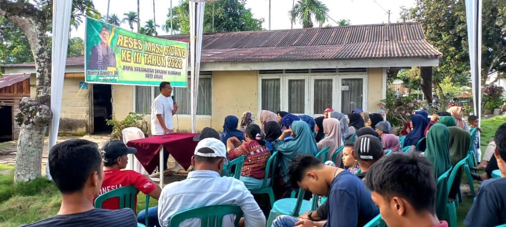 Hendra Saputra saat bersilaturahmi dan menampung aspirasi masyarakat di Kelurahan Kampung Jawa, Kecamatan Tanjung Harapan.(Ist)