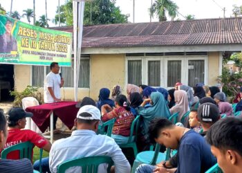 Hendra Saputra saat bersilaturahmi dan menampung aspirasi masyarakat di Kelurahan Kampung Jawa, Kecamatan Tanjung Harapan.(Ist)