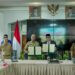 Asisten I Kabupaten Solok, Syahrial dan Wako Padang, Hendri Septa menunjukkan nota kesepakatan kerjasama kedua daerah.(Ist)