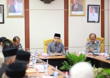 Wawako Solok, Dr. H. Ramadhani Kirana Putra saat mengikuti Rakor Forum Komunikasi LLAJ Kota Solok tahun 2022.(Prokomp)