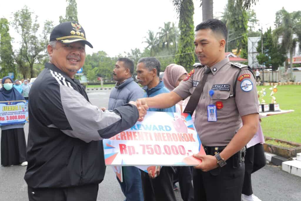 Wali Kota Solok, H.Zul Elfian Umar menyerahkan reward kepada warga yang berhasil mengikuti program berhenti merokok.(Prokomp)