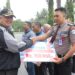 Wali Kota Solok, H.Zul Elfian Umar menyerahkan reward kepada warga yang berhasil mengikuti program berhenti merokok.(Prokomp)