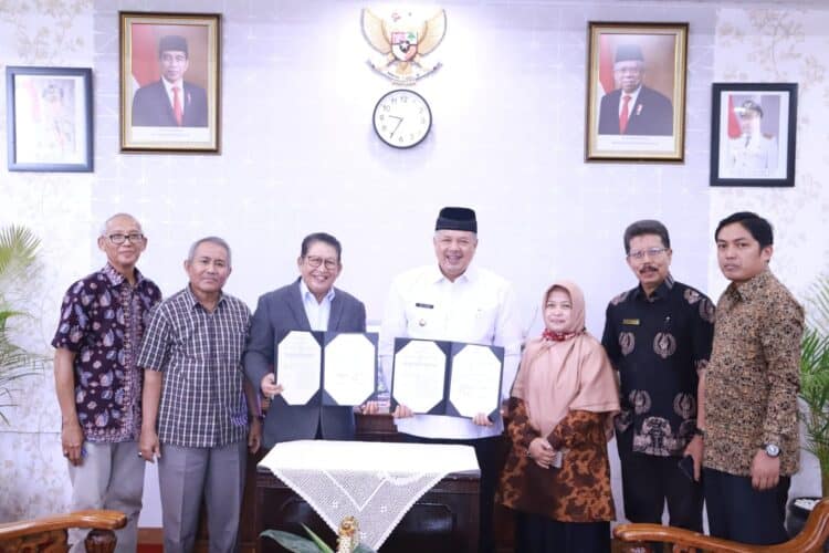 Penandatangan perjanjian sewa menyewa SKB antara Pemko Solok dan pihak yayasan UMMY.(Prokomp)