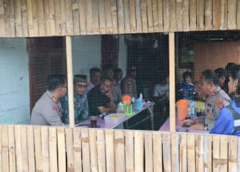 Kapolres Solok, AKBP Apri Wibowo saat bertandang di sebuah warung kopi di Nagari Batang Barus, Kabupaten Solok.(Ist)