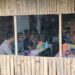 Kapolres Solok, AKBP Apri Wibowo saat bertandang di sebuah warung kopi di Nagari Batang Barus, Kabupaten Solok.(Ist)