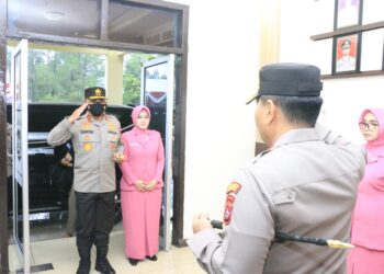 Kapolda Sumbar, Irjen Pol SUharyono dan rombongan saat disambut Kapolres Solok, AKBP Apri Wibowo dan jajaran.(Ist)