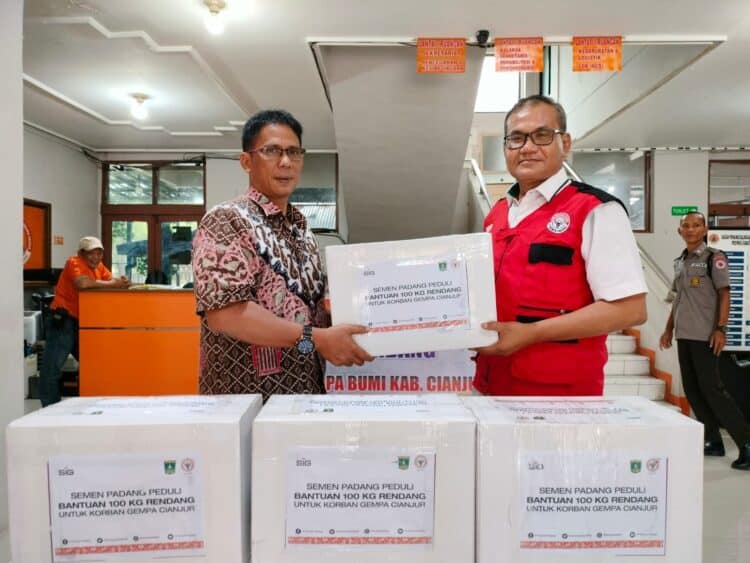 Semen Padang serahkan 100 kg rendang untuk korban gempa Cianjur