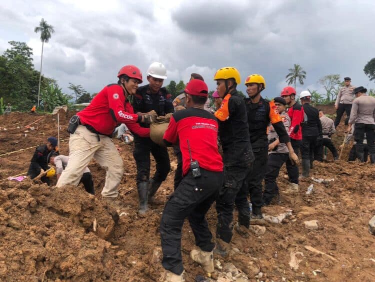 TRC Semen Padang Evakuasi 2 Korban Gempa