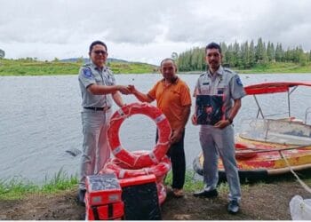 Jasa Raharja Serahkan Sarana Pencegahan Kecelakaan di Danau Kembar, Solok