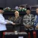 Wali Kota Solok, H. Zul Elfian Umar menerima berita acara penandatanganan kesepakatan bersama tiga Perda Kota Solok dari pimpinan DPRD.(Prokomp)