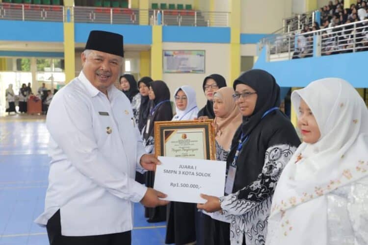 Wali Kota Solok, H. Zul Elfian Umar menyerahkan hadiah lomba pustaka dan pustakawan terbaik tingkat Kota Solok tahun 2022.(Prokomp)