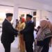 Wali Kota Solok, H. Zul Elfian Umar memberikan selamat kepada Pj. Kadis Pertanian Kota Solok, Zulkifli usai pelantikan di Balai Kota Solok.(Prokomp)