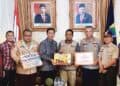 Wakil Wali Kota Solok, Ramadhani Kirana Putra dan tim menyerahkan bantuan untuk korban gempa Cianjur.(Prokomp)
