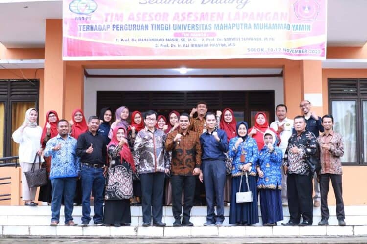 Wakil Wali Kota Solok, Dr. Ramadhani Kirana Putra saat menerima kunjungan tim asesor akreditasi dari Badan Akreditasi Nasional Perguruan Tinggi (BAN-PT).(Prokomp)