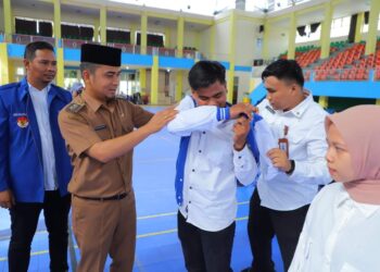 Wakil Wali Kota Solok, Dr. Ramadhani Kirana Putra memasangkan jaket kepada peserta Young Summit and Leadership angkatan delapan.(Prokomp)