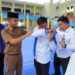 Wakil Wali Kota Solok, Dr. Ramadhani Kirana Putra memasangkan jaket kepada peserta Young Summit and Leadership angkatan delapan.(Prokomp)