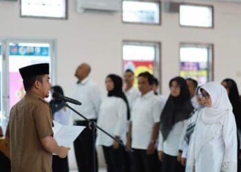 Wakil Wali Kota Solok, Dr. Ramadhani Kirana Putra melantik Ny. Zulmiyetti Zul Elfian dan jajaran sebagai pengurus Forum Kota Sehat Kota Solok periode 2022-2025.(Prokomp)