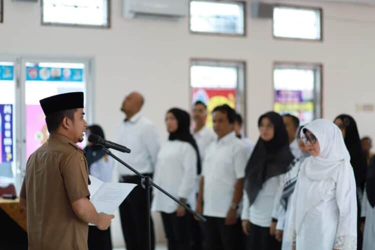 Wakil Wali Kota Solok, Dr. Ramadhani Kirana Putra melantik Ny. Zulmiyetti Zul Elfian dan jajaran sebagai pengurus Forum Kota Sehat Kota Solok periode 2022-2025.(Prokomp)