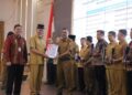 Sekda Kota Solok, Syaiful menerima dokumen TKD tahun 2023 dari Gubenur Sumbar, Mahyeldi di Auditorium Gubernur Sumbar.(Prokomp)