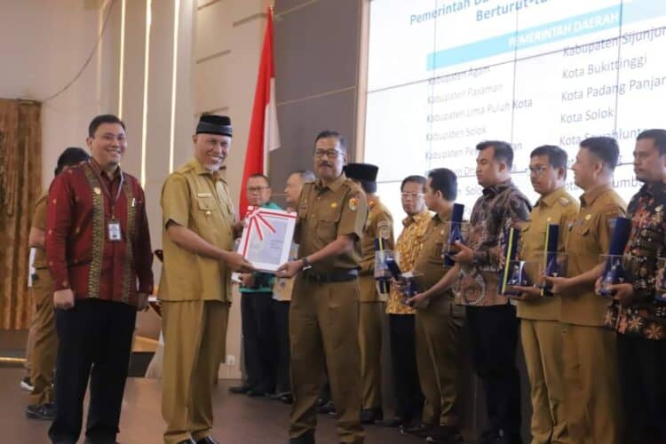 Sekda Kota Solok, Syaiful menerima dokumen TKD tahun 2023 dari Gubenur Sumbar, Mahyeldi di Auditorium Gubernur Sumbar.(Prokomp)